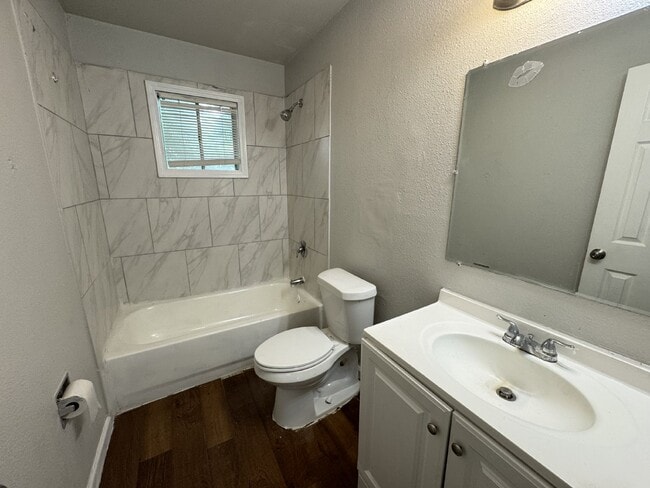 Building Photo - 2 Bedroom and 1 bathroom ready to move in