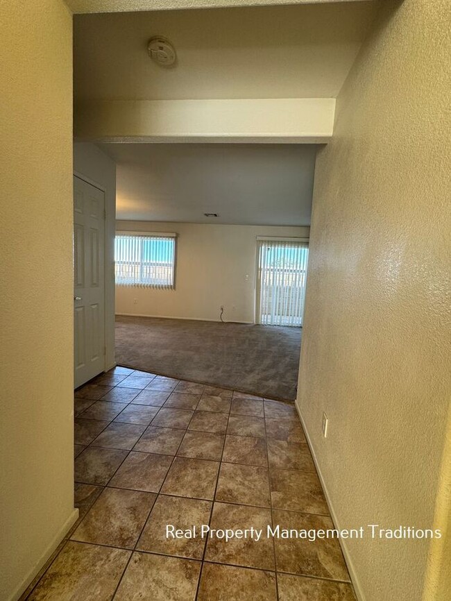 Building Photo - Spacious 4 + 3 Townhouse in Rosamond - Ask...