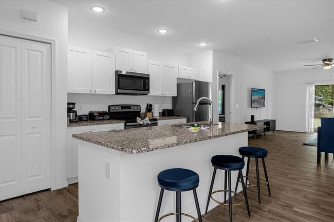 Building Photo - 97 N Goldwyn Ave