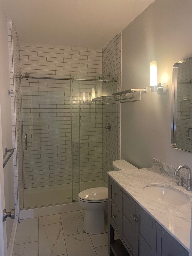 Baño nuevo - 216 Findlay St