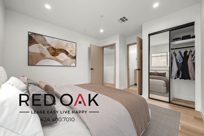 Building Photo - 1999 Vista Del Mar Ave