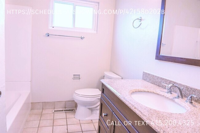 Foto del edificio - Beautiful 3 Bedroom Home in New Monterey