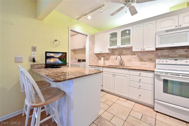 Foto del edificio - 788 Park Shore Dr