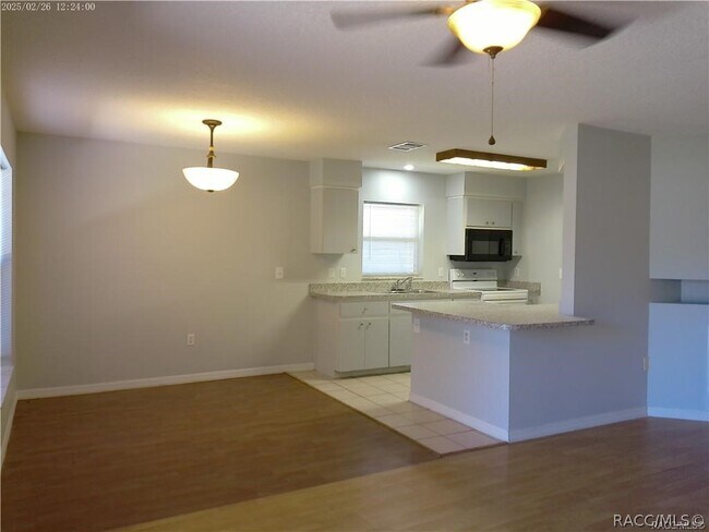 Foto del edificio - 5921 W Woodhill Ct