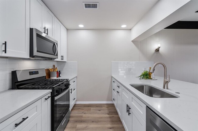 Building Photo - 8303 Briarwood Ln