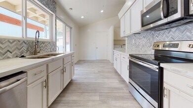 Building Photo - 5272 Manhasset Dr