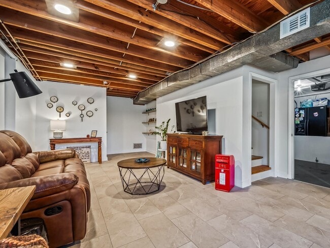 Building Photo - 3212 Springdale Dr