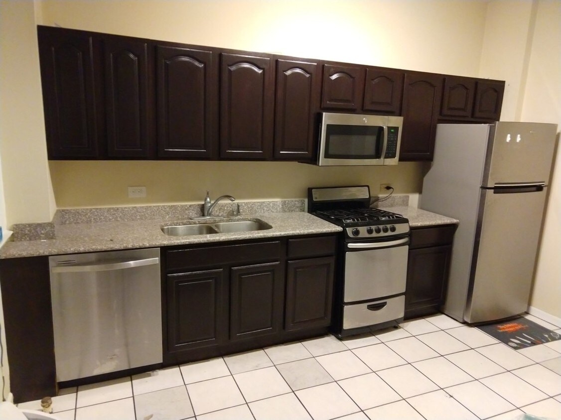 Kitchen - 5048 S Blackstone Ave