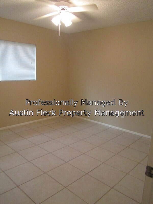 Building Photo - 1623 W Pampa Ave