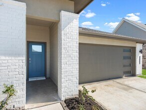 Building Photo - 3335 Silverton Dr