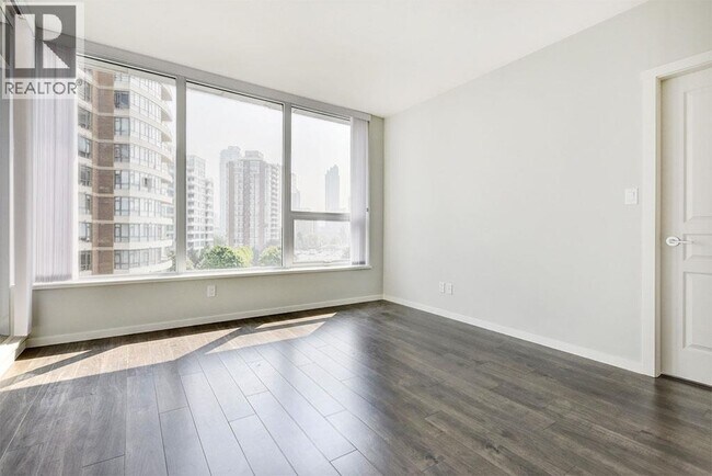 Photo du bâtiment - 5883 Barker Ave