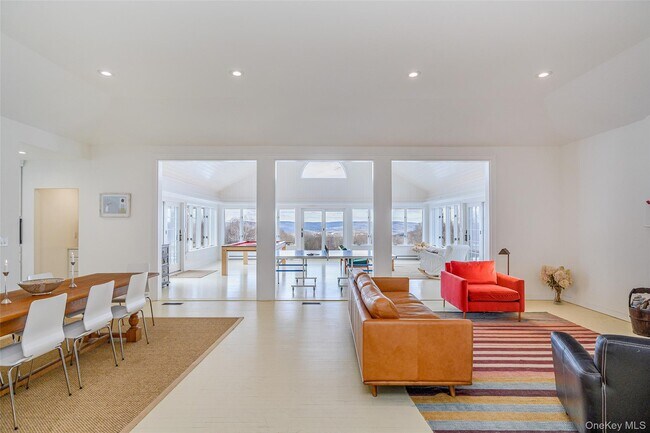 Foto del edificio - 159 Old Quaker Hill Rd