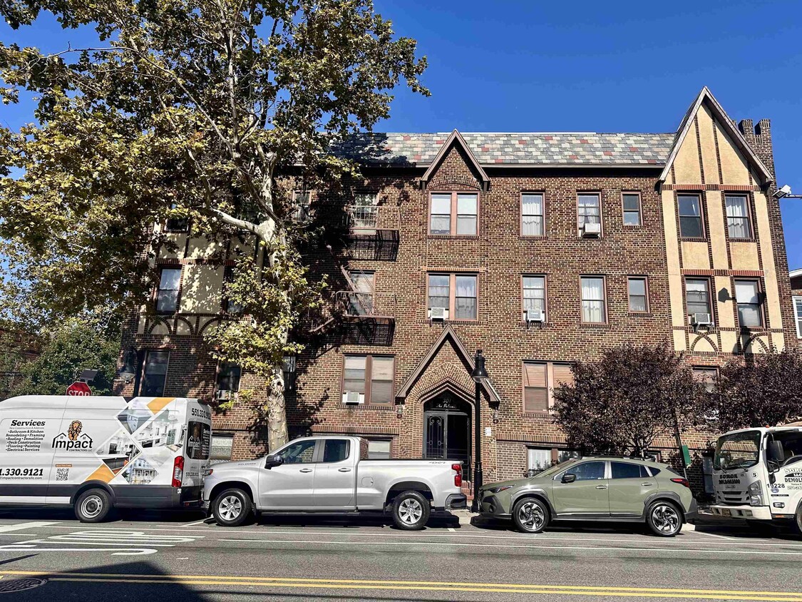 Primary Photo - 301 Palisade Ave