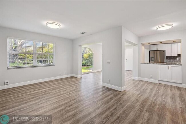 Building Photo - 6652 Via Regina