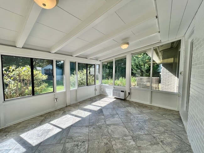 Building Photo - 3-Bedroom Home In Laurel Manor - Fenced Ba...