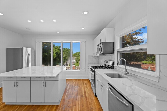 Foto del edificio - 738 Townsend Ave