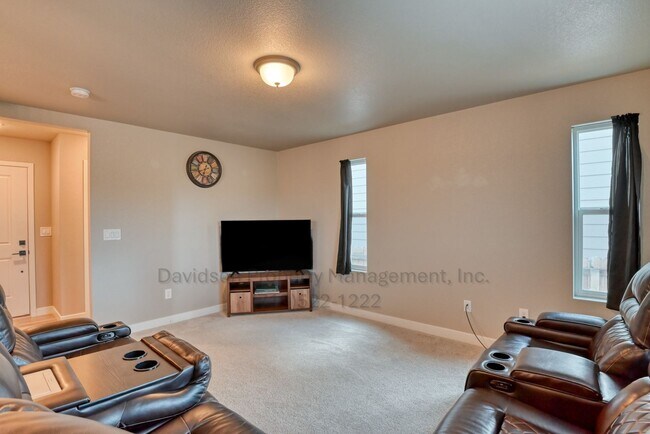 Foto del edificio - Gorgeous 3 Bedroom House Located in Lorson...