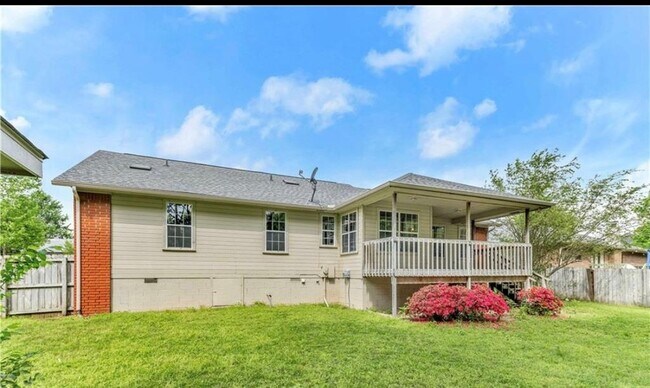 Building Photo - 215 Bluff Dr