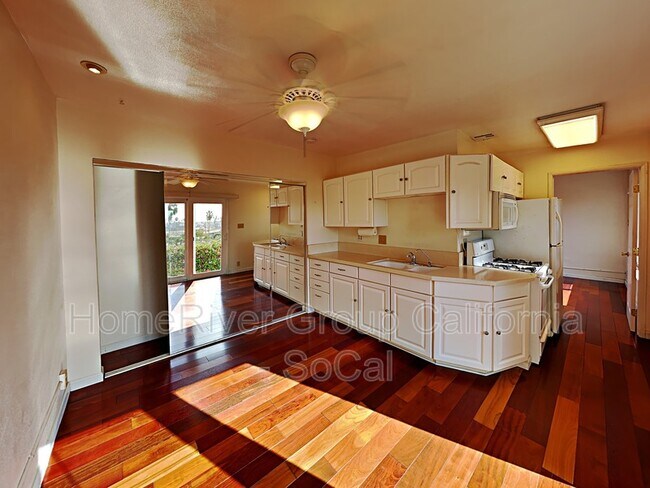 Building Photo - 2228 Vista Del Mar Dr