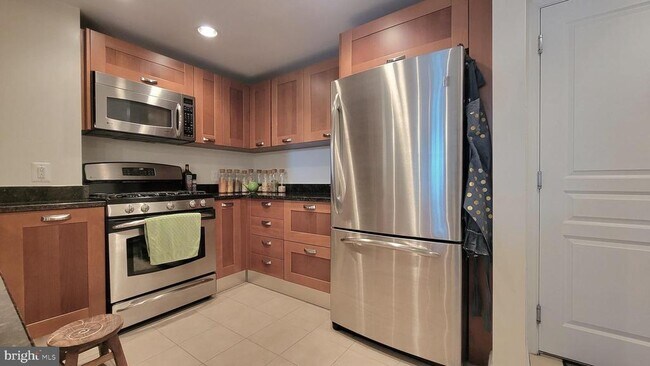 Foto del edificio - 2451 Midtown Ave
