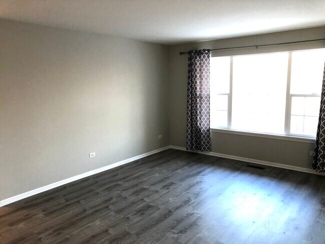 Building Photo - 928 N Village Dr