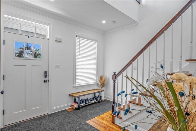 Foto del edificio - Beautifully Renovated 4 Bedroom 2.5 Bathroom Colonial