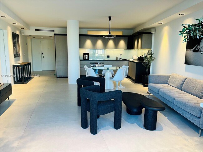 Building Photo - 900 Bay Dr