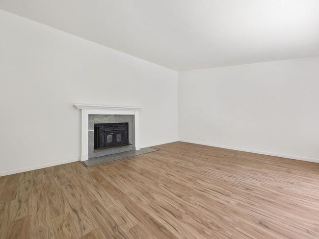 Building Photo - New Kitchen!! Beautiful family home w/extr...