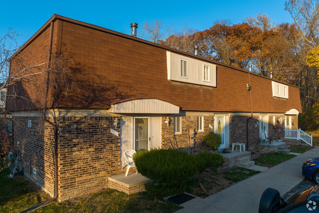 DuPage Green Apartments in Taylor, MI