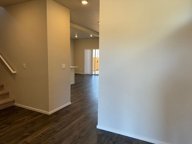 Building Photo - 4 bedroom 2.5 bathroom in Marcola Meadows!