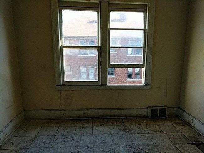 Building Photo - 2547 Elmhurst St