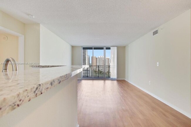 Building Photo - 1111 Brickell Bay Drive Unit 2710