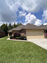 Building Photo - 3266 Northlake Ave