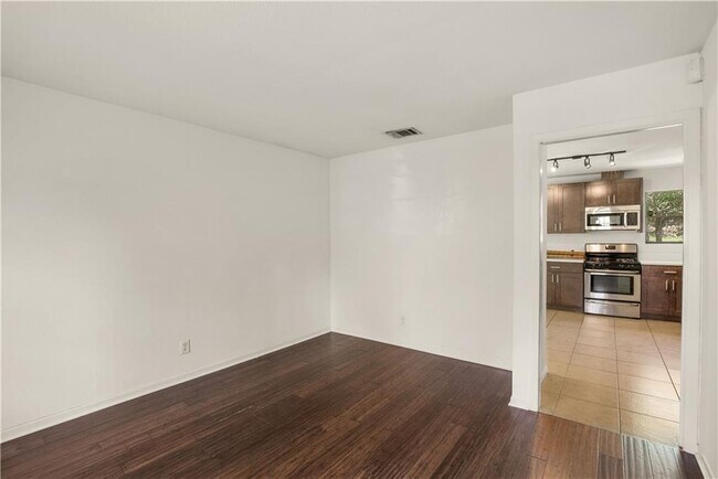 Building Photo - 5000 Mendoza Dr