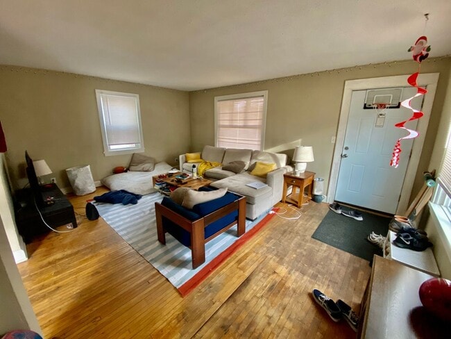 Building Photo - GREAT Remodeled 5BD/2.5BA Property near Di...