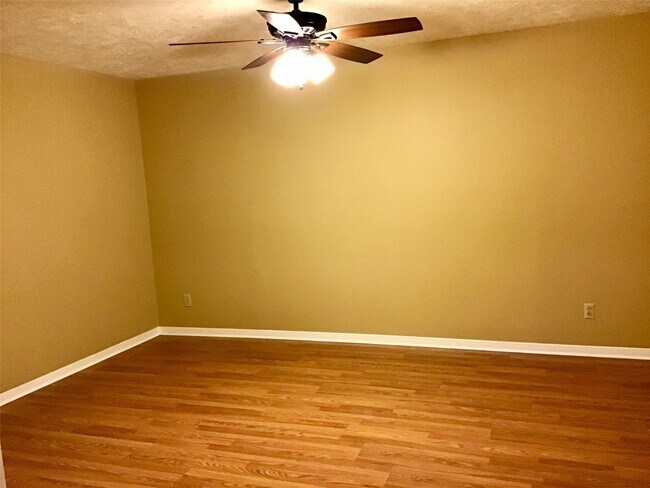 Building Photo - 1585 Auburn Dr
