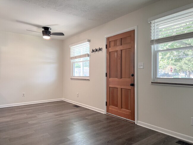Building Photo - 3005 Tansel Rd