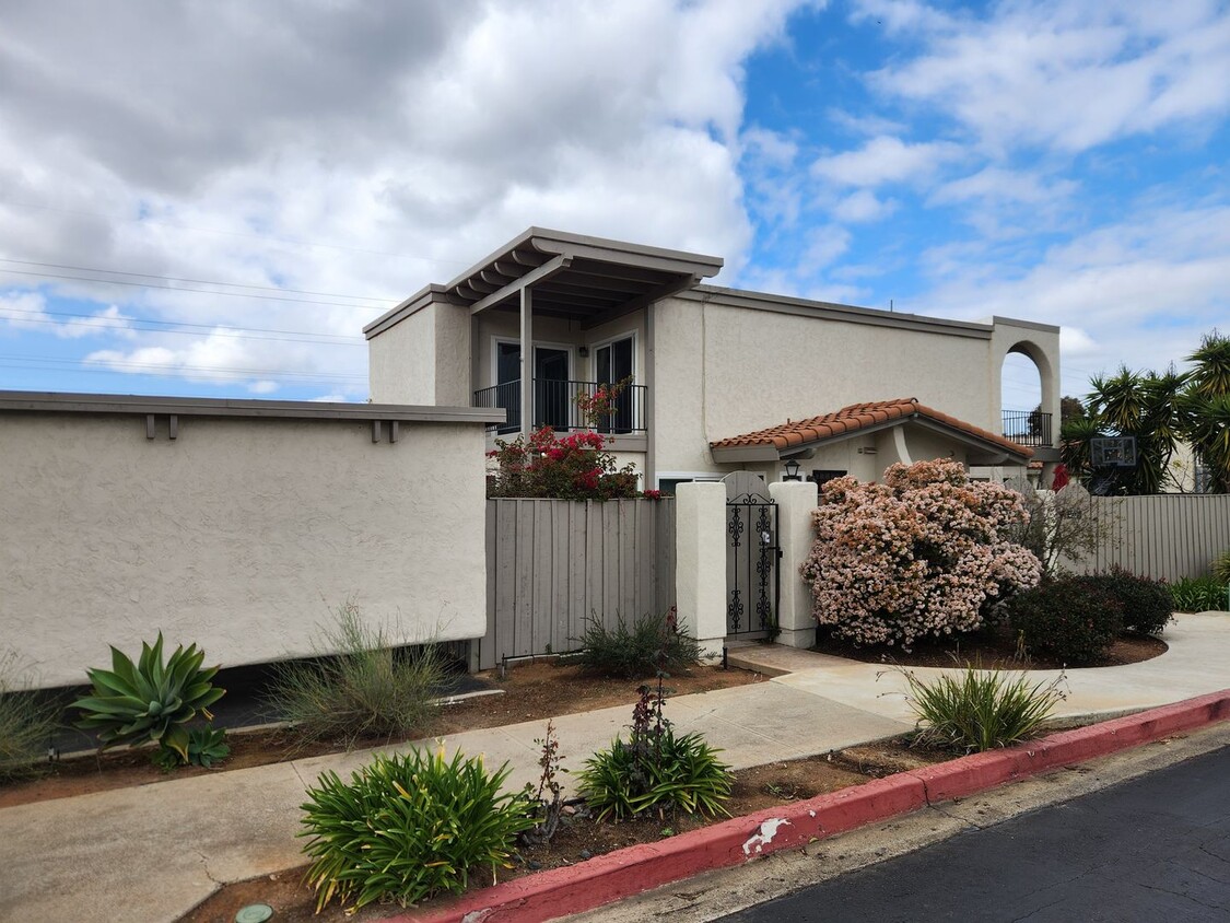 Primary Photo - 2 Bedroom, 1.5 Bath End Unit In Clairemont