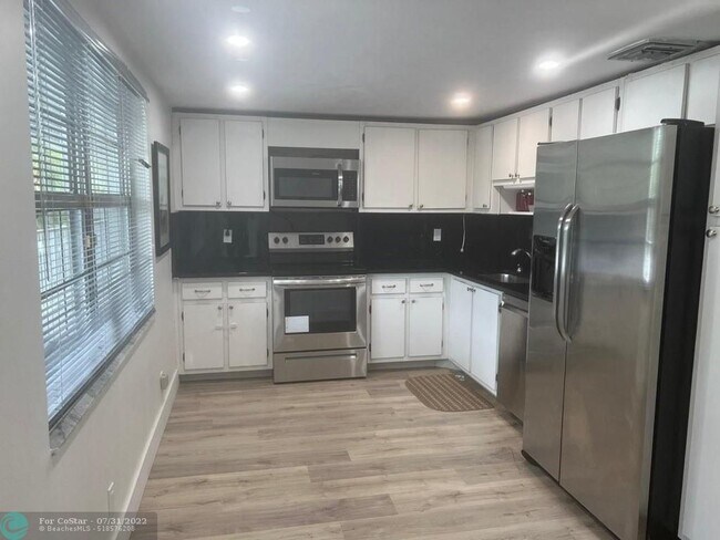 Foto del edificio - 4020 W Palm Aire Dr