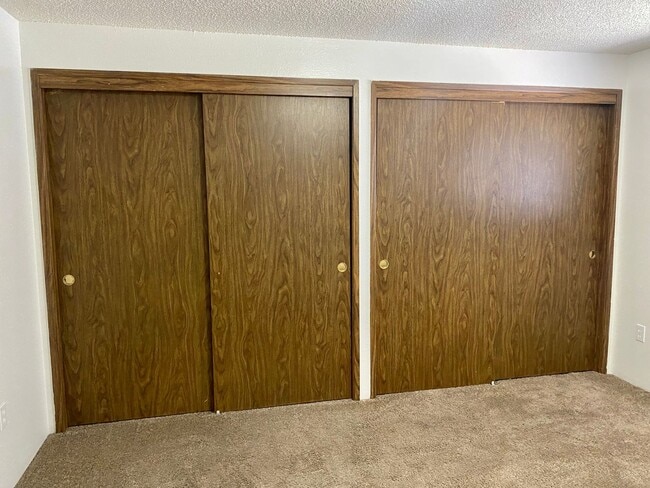 Building Photo - 2 Bed 1 Bath Duplex w/ Fenced Yard and Off...