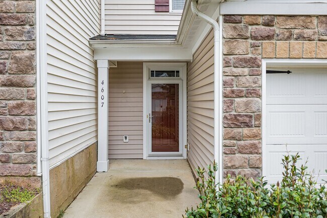 Foto del edificio - Charming 2-Bedroom Townhome Convenient to ...