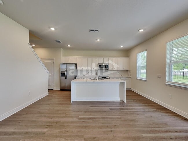Building Photo - 5949 Pinewood Ests Dr