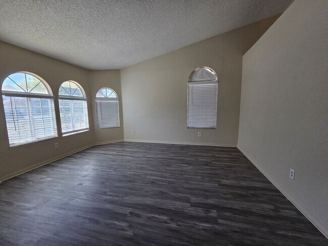 Foto del edificio - Newly available