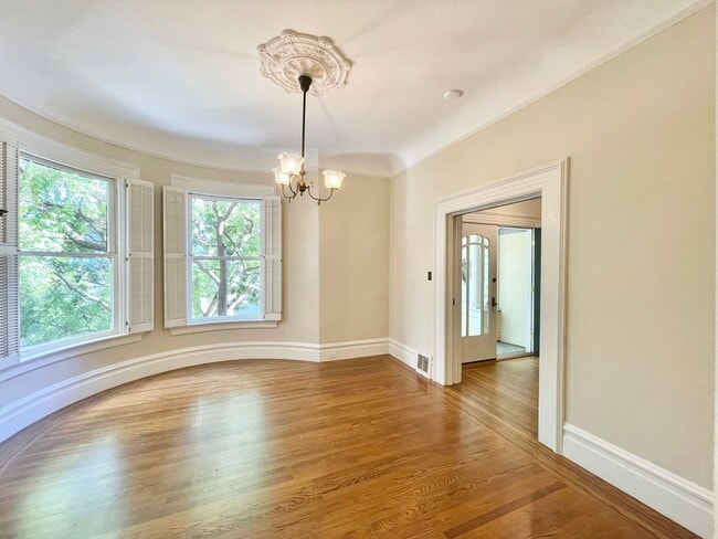 Foto del edificio - 4BD/1.5BA + 1BR/1BA In-law! GRAND Cole Valley Home - Pet! Parking! Laundry! PROGRESSIVE!