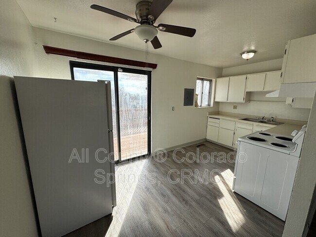 Foto del edificio - 3545 Bridgewood Ln