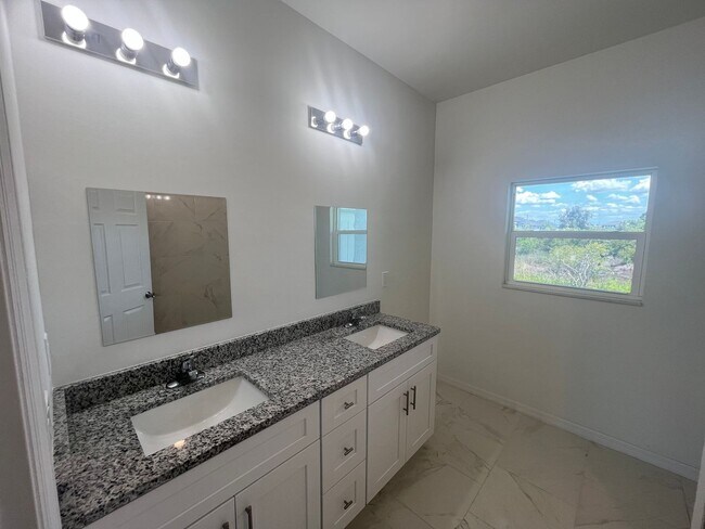 Foto del edificio - SPACIOUS 3Bd / 2 Ba SINGLE FAMILY HOUSE AVAILABLE