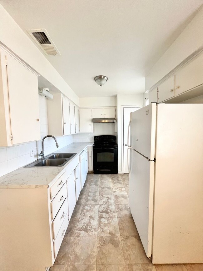 Building Photo - 2427 January Ln