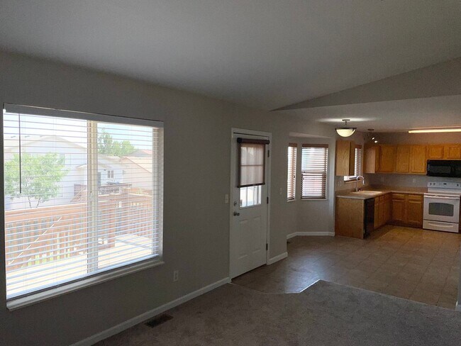 Building Photo - Adorable & Spacious Main Level Living in W...