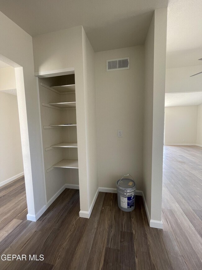 Foto del edificio - 4449 Finch Way