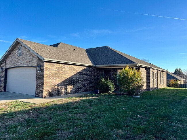 Foto del edificio - NEW LUXURY DUPLEX in the sought-after Deer Brook neighborhood is now available!